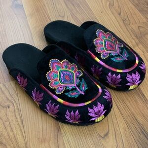 🪻FARM RIO Velvet Embroidered Mule Clogs